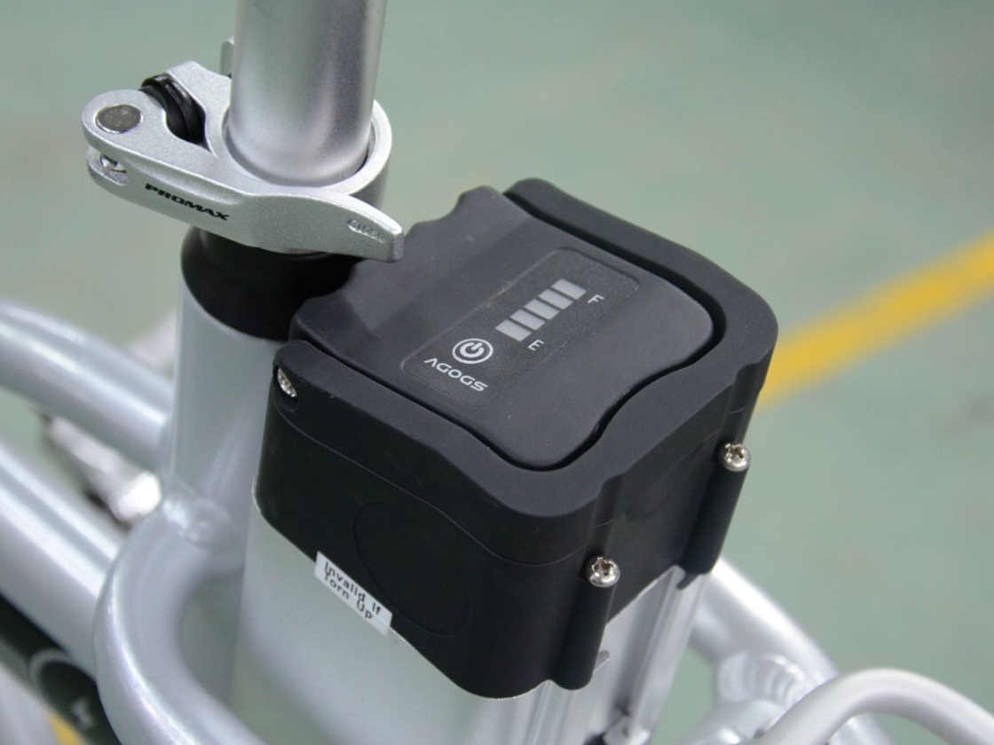 Skládací elektrokolo AGOGS SilverGo - značková baterie umístěná v těžišti kola a vybavená SMART BMS