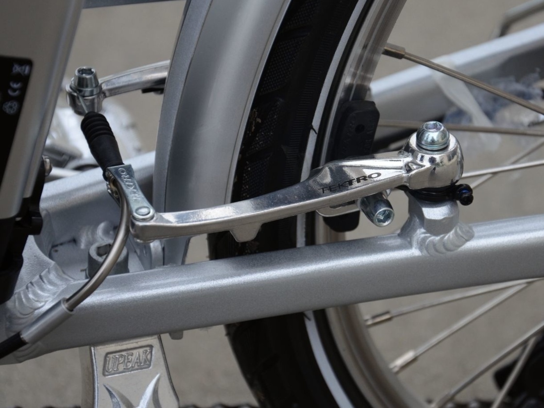 Skládací elektrokolo AGOGS SilverGo - detail zadní brzdy se zkráceným lankem