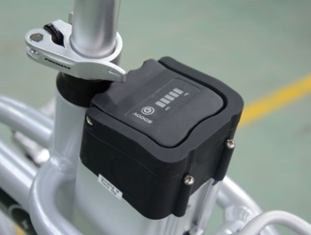 Skládací elektrokolo AGOGS SilverGo - značková baterie umístěná v těžišti kola a vybavená SMART BMS
