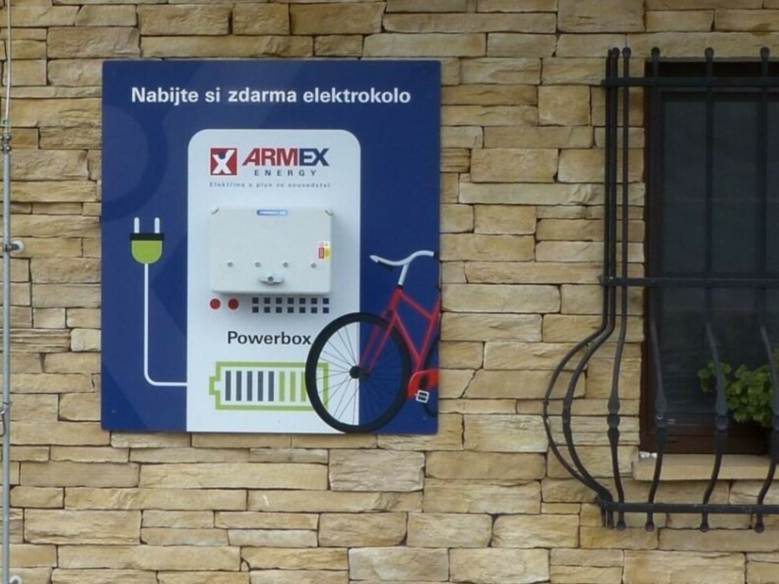 Powerbox.ONE - Umístění stanice na Dibond desku, která je nosičem reklamy.