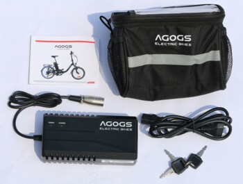 Kompletní obsah cyklo-brašny AGOGS na řídítka, která je určena pro snadný transport nabíječky