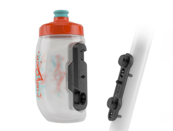 Dětská láhev systému FIDLOCK pro pohodlné doplnění tekutin za jízdy.